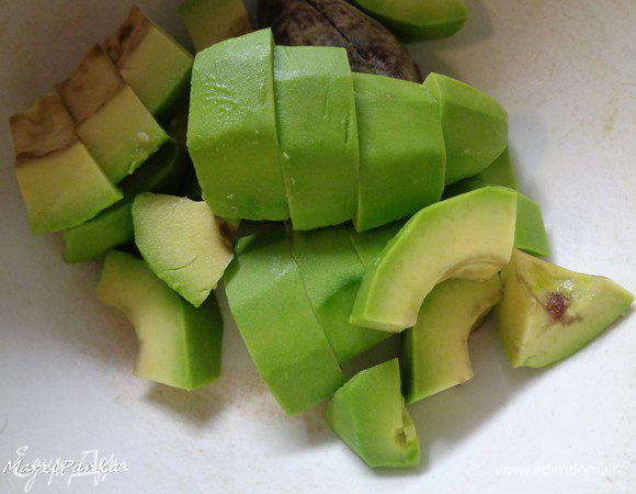 Нарезать крупным кубиком и положить в емкость, в которой будем пюрировать.