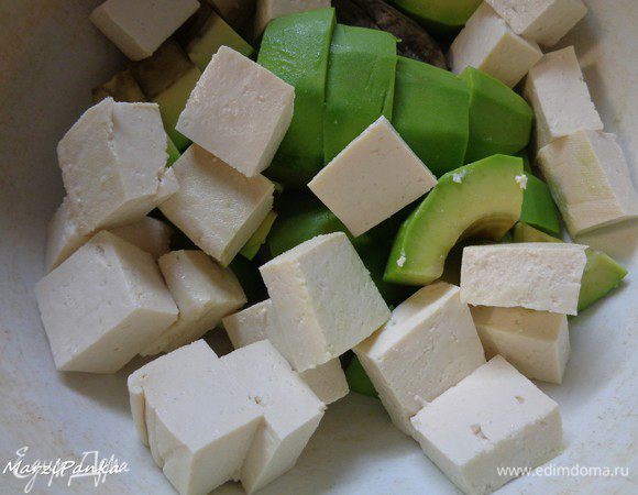 Тофу порезать кубиком крупно и отправить к авокадо.