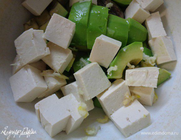 Добавить сок половинки лимона и зубчик чеснока (я пропустила его через пресс, но можно было добавить и так).