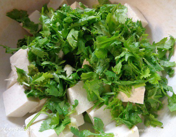 Кинзу помыть и порезать. Добавить к остальным ингредиентам.