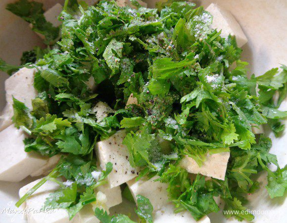 Посолить и поперчить по вкусу.