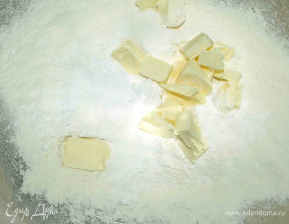 Добавить 50 г сливочного масла нарезанного кубиками и растереть в мелкую крошку.