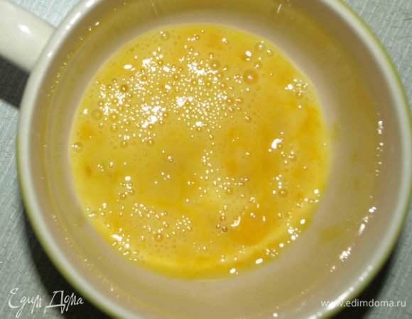 Яйцо взболтать. Половину добавляем в тесто.