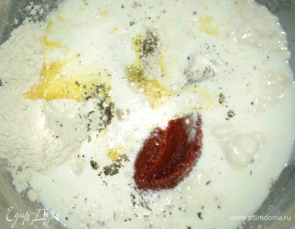 Подмешиваем базилик, томатную пасту и молоко.