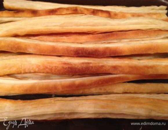 Тесто разморозить, разрезать на полоски 1 см и испечь.
Пару полосок отложить для присыпки.