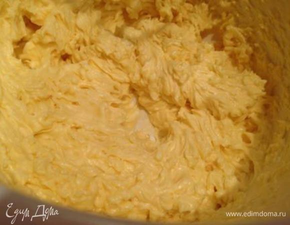 Масло взбить со сгущенкой.
Добавить коньяк и еще раз взбить.