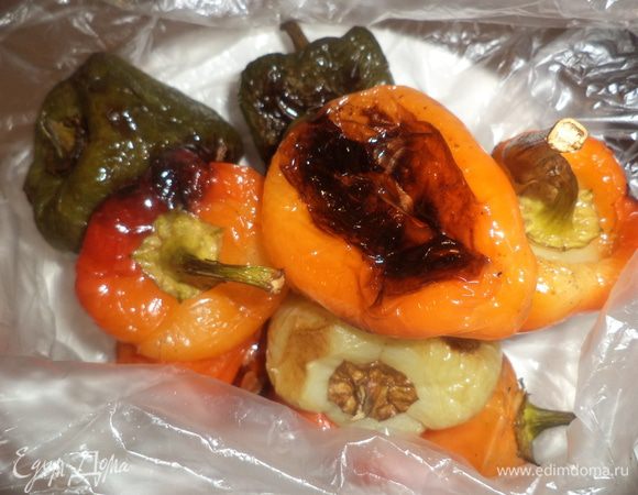 Стручки перца выложить в полиэтиленовый пакет и оставить на 10-15 минут.
Перец очистить от кожицы и семян, нарезать широкими полосками.