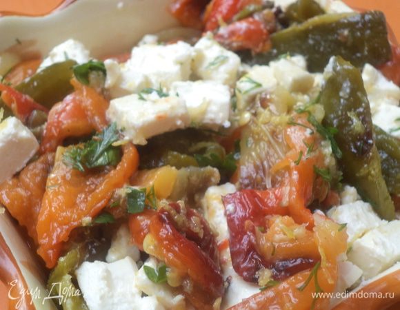 Перец, зелень и чеснок соединить в салатнике, посолить, поперчить. 
Для соуса соединить оливковое масло, сок и цедру лимона.
Полить салат соусом, добавить кубики феты и аккуратно перемешать.