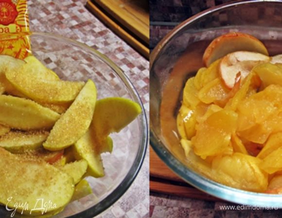 Тем временем займемся яблоками.
Из яблок удалить сердцевину, нарезать их дольками. Положить их в посуду для микроволновки. Засыпать сахаром. Поставить в МВ на 10 минут при максимальной мощности. Достать перемешать и поставить еще на 10 минут на меньшую мощность. Достать, слить лишнюю жидкость.
У кого нет МВ, может взять противень, застелить пекарской бумагой, разложить на нем дольки я блок, засыпать сахаром и поставить в духовку на 20-25 минут.
