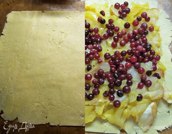 Прямо на бумаге для выпекания раскатать тесто в пласт размером 20x25 см. Выложить на него яблочную начинку, разровнять, посыпать клюквой. Раскатать второй пласт, накрыть им начинку, хорошо защипать края и проколоть вилкой в нескольких местах. Перед подачей хорошо остудить.