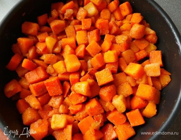 Свежую очищенную тыкву режем кубиками, выкладываем на противень, посыпаем сахаром, корицей и молотым имбирем и отправляем в предварительно разогретую до 200 градусов духовку на 30 минут.
Если тыква берется замороженная, то предварительно её разморозить. Замороженной тыквы понадобится 700 грамм (при запекании из нее выпарится вода и масса станет ровно такой, какая требуется).