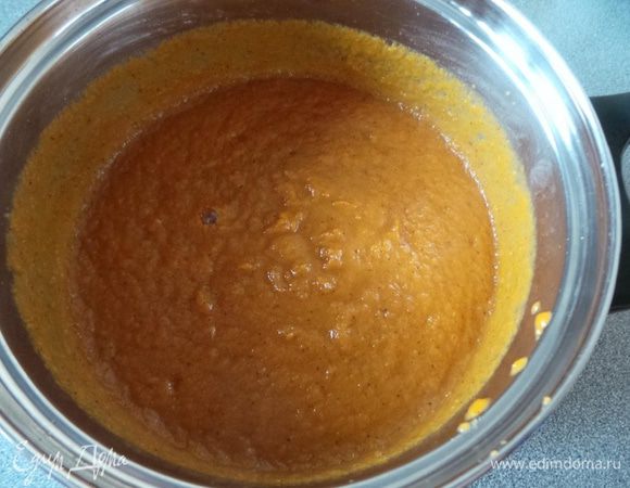 Остывшую тыкву измельчаем погружным блендером в пюре.
