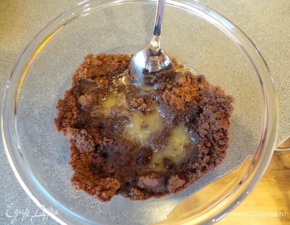 Готовим корж. Измельчаем в блендере печенье, добавляем в него растопленное сливочное масло, перемешиваем. 
