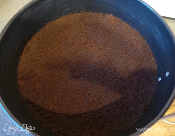 Выкладываем тесто на дно формы и отправляем в холодильник (пока готовим начинку).