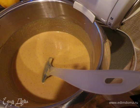 В комбайне взбиваем творог, сахар, яйца, аккуратно вводим тыквенное пюре, добавляем ванильный экстракт, и крахмал.