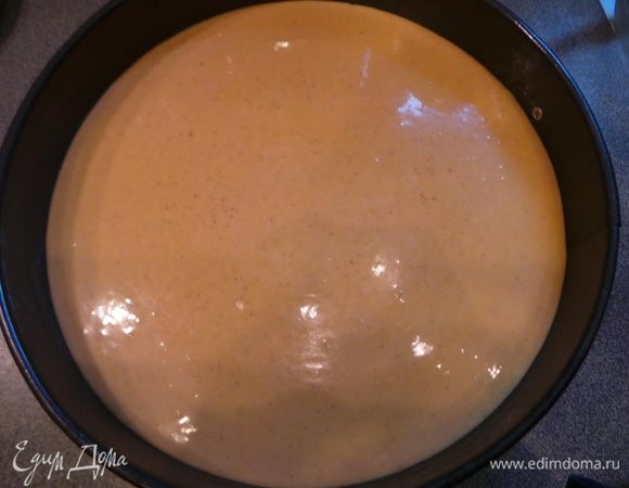 Достаем наш корж из холодильника и заливаем его полученной смесью и ставим в духовку (180 градусов) на 50-55 минут.