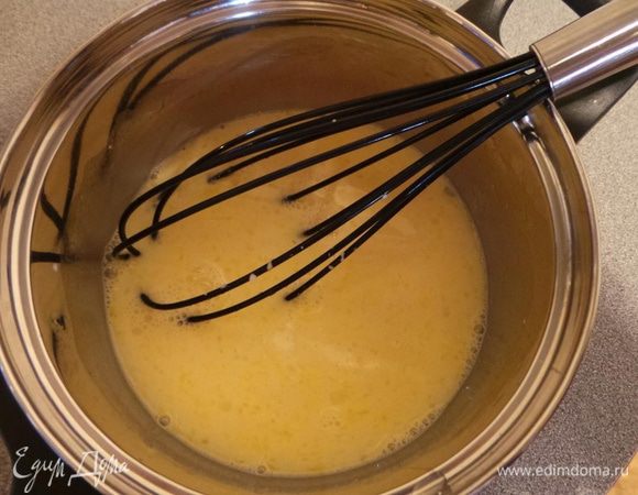 Готовим заварной апельсиновый крем. В небольшую кастрюльку наливаем холодное молоко и апельсиновый сок (лучше свежевыжатый, мне для этого потребовался 1 апельсин), добавляем сахар, ванильный экстракт, щепотку соли, и перемешиваем. Добавляем яйцо и разведенный в 50 мл холодного молока крахмал.