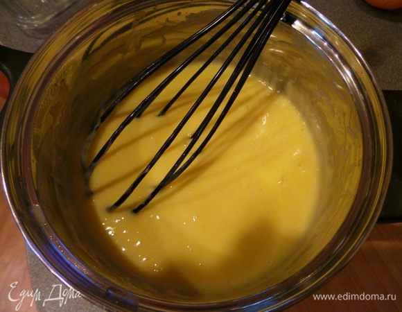 Ставим кастрюльку на средний огонь и нагреваем смесь, непрерывно взбивая венчиком, крем должен загустеть без комочков и не пригореть. Как только крем загустеет, снимаем с огня и немного остужаем, добавляем сливочное масло и тщательно перемешиваем, чтобы консистенция крема стала однородной.