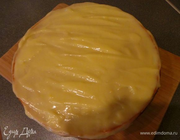 Сверху смазываем кремом. 
По желанию украшаем тертыми орешками или шоколадом.