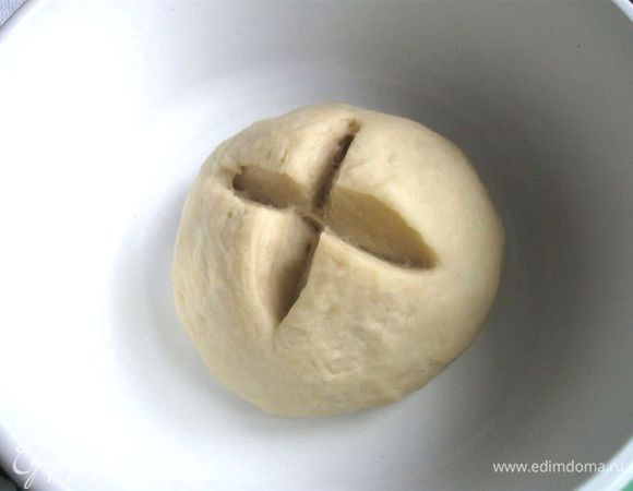 Смешать муку с водой и медом до однородной консистенции, скатать шар, надрезать крестом острым ножом или скальпелем и положить в стеклянную или керамическую посуду, смазанную маслом.
