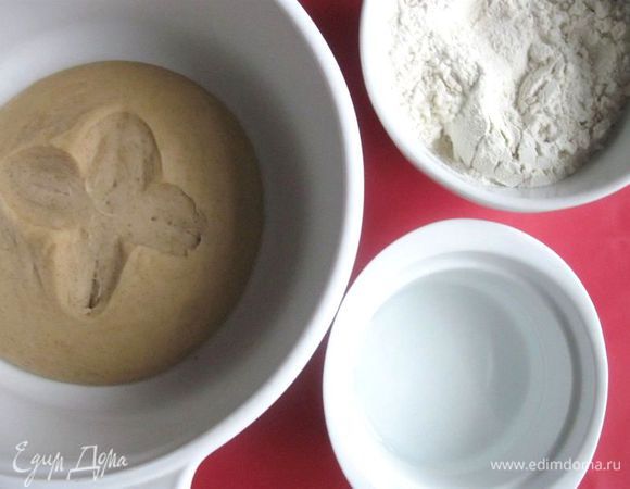 Накрыть полотенцем (натуральное волокно) и сверху закрыть тарелкой, оставить на 48 часов при комнатной температуре, хорошо, если температура в помещении в пределах 20-25 градусов. 