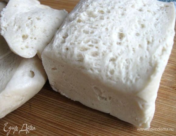 Закваска должна иметь приятный фруктовый аромат, нежный цвет нормального теста, не белёсый и не сероватый. Такая закваска может быть использована для выпечки, с двумя предварительными подкормками через каждые 3 часа.
Успешной выпечки!