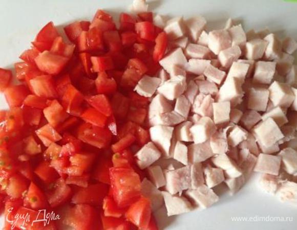 Ветчину, помидор мелко нарезать.