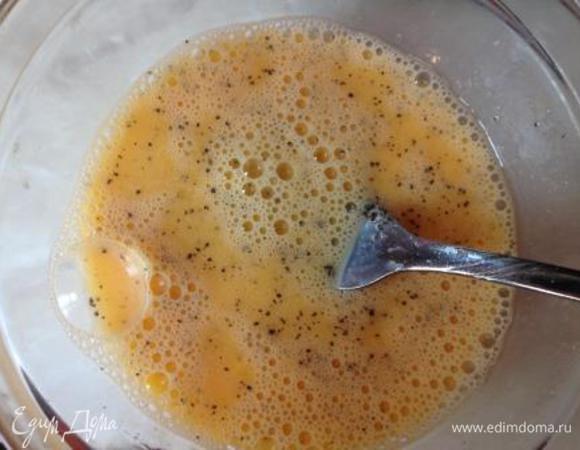 Яйца с молоком взбить вилочкой, посолить, поперчить.