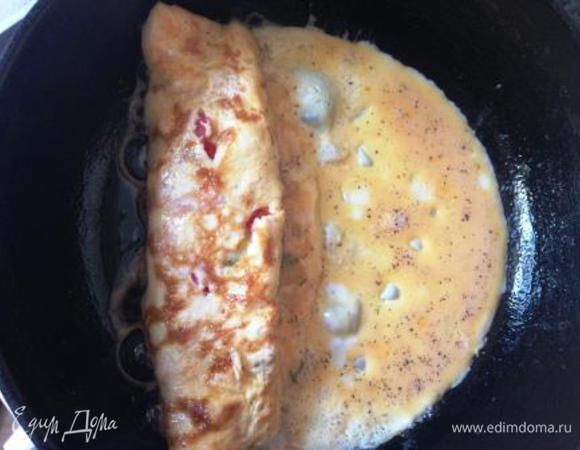 Передвигаем рулет на середину сковороды и выливаем оставшуюся яичную смесь, чтобы продолжить рулет (тогда он получится ровным).