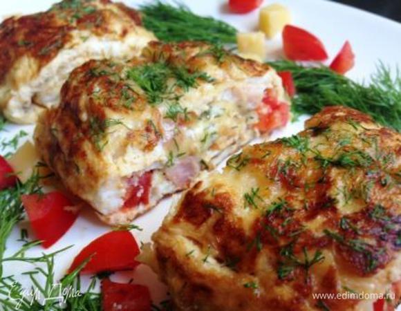 Готовый омлет разрезать на кусочки и подавать.
Вкусен как в горячем, так и в холодном виде.