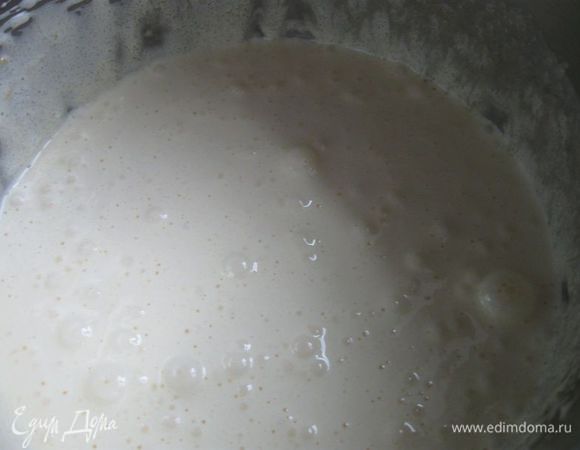 Опара. Закваску («Lievito Madre», или «материнские дрожжи») растворить в воде комнатной температуры. Добавить муку, замесить тесто, скатать шар. Кладем в посуду, смазанную маслом, накрыть полотенцем, поместить в полиэтиленовый пакет, оставить на 19-20 часов при комнатной температуре для подъема.