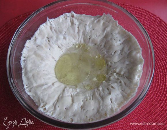 В углубление налить воду с растворенной в ней солью, добавить оливковое масло.