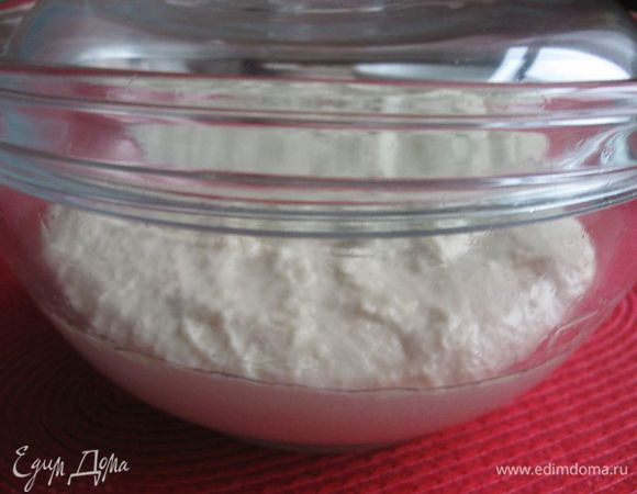 Сначала месить кончиками пальцев, затем рукой. Вода должна полностью впитаться. В результате должно получиться эластичное, липкое и мягкое тесто. Добавить просеянную через сито муку (постепенно, максимум для муки 42 грамма, можно взять чуть меньше, но больше этого количества не добавлять, даже если тесто слишком липкое). Месить до однородности и хорошего развития клейковины. Переложить тесто в посуду, слегка смазанную маслом. Накрыть крышкой и дать подняться в течение примерно 30 минут.
