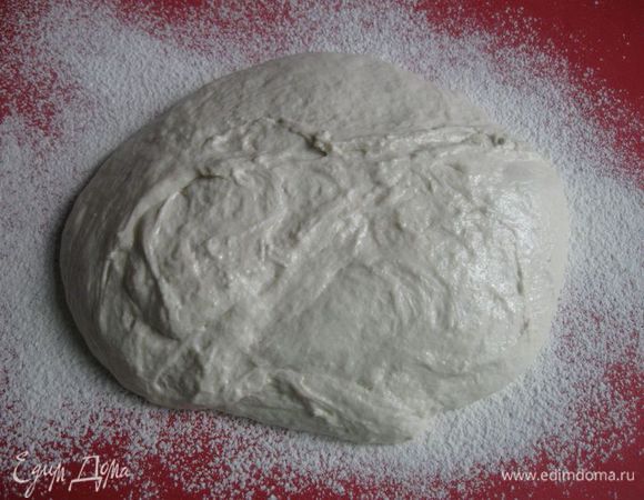 После этого кладем тесто на хорошо посыпанную мукой (просеять) поверхность. Мука прилипнет к поверхности теста.  