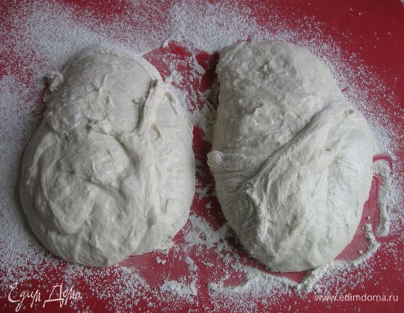 Разделить тесто на 2 равные части. Придайте кускам теста слегка вытянутую форму, растянув их.  