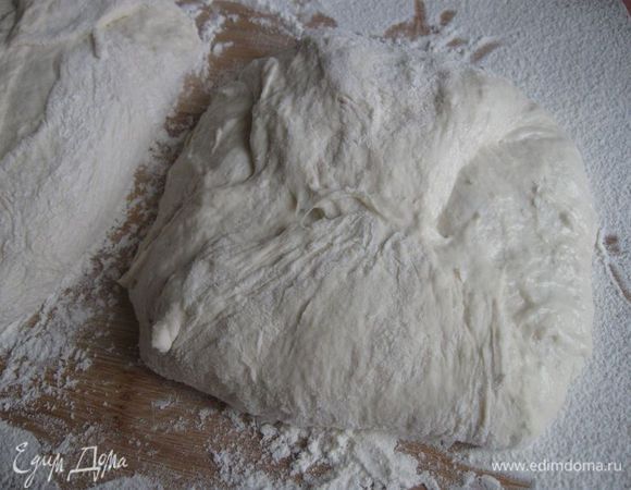 Загнуть края к середине по длинной стороне, затем перегнуть пополам перпендикулярно к предыдущему загибу. Эту операцию повторить 3 раза нежно и бережно.  