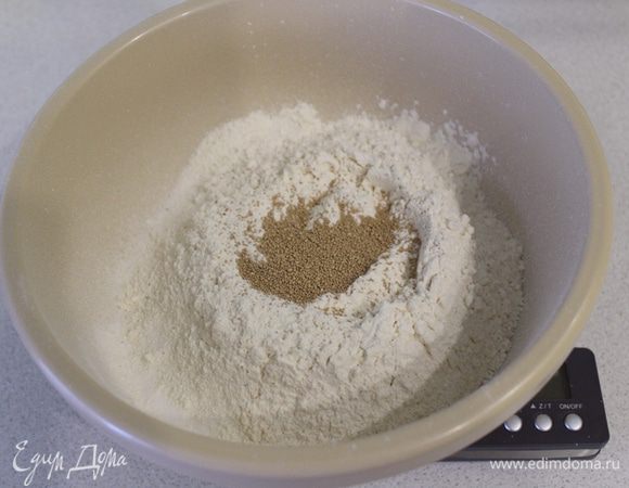 Просеять муку в чашку, добавить дрожжи, соль.