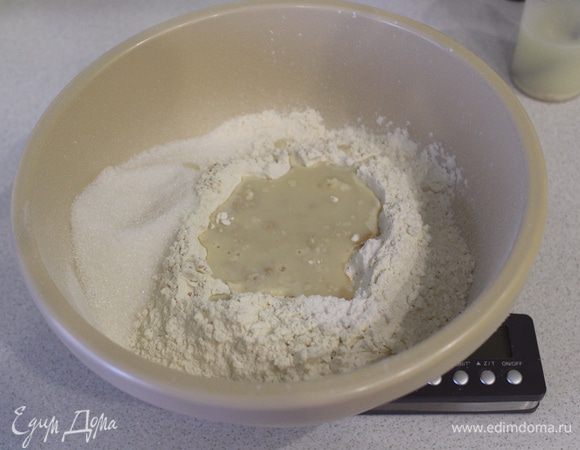 Добавить теплую сыворотку, сахар.