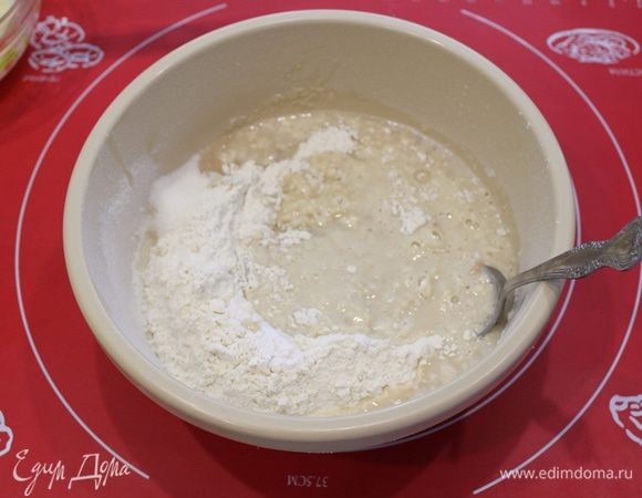 Слегка размешать и оставить все на 5 минут, затем перемешать.