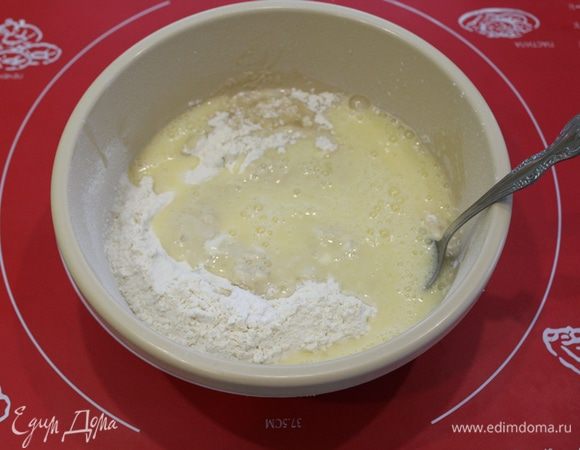 В чашку добавить слегка взбитые яйца.