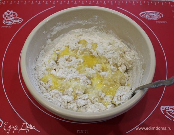 Растопленное теплое сливочное масло.