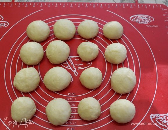 Затем разделить тесто на 16 равных частей.