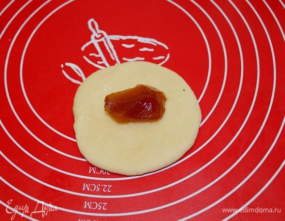 Растянуть колобок в лепешку, положить начинку.