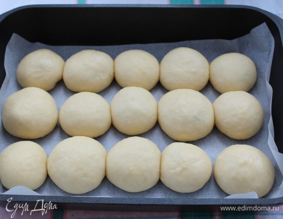 Накрыть, и дать постоять 30 минут. Затем отправить в разогретую духовку.