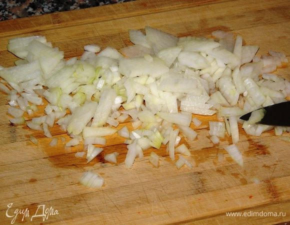 Лук очистить и мелко нарезать.