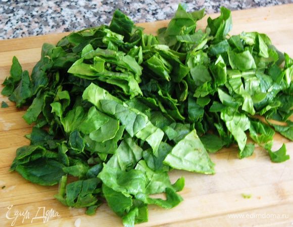 Шпинат хорошо промыть и нарезать.