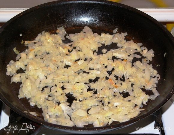 Обжарить на масле лук до золотистого цвета.