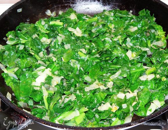 Когда лук уже готов, добавить к нему шпинат и обжарить очень быстро, буквально, чтобы он успел "опасть" и все. Выключить. Посолить и поперчить.
