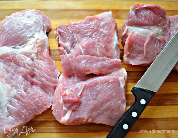 Из филе вырезки отрезать толстую часть, около 20 см. Сделать в ней продольный разрез, но не до конца, чтобы можно было развернуть филе книжкой.