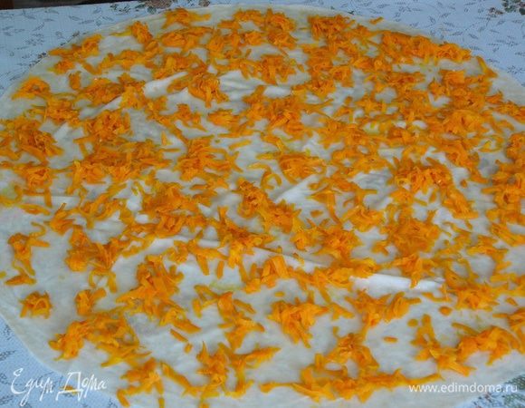 По всей поверхности теста распределить обжаренную морковь.